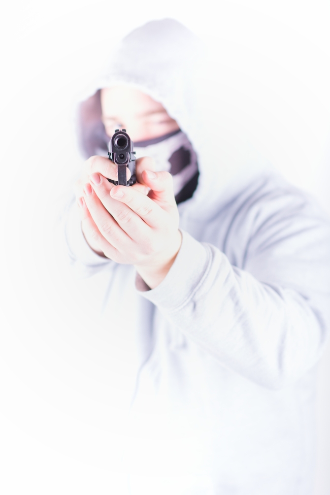 白色戴帽卫衣帅哥持枪图片