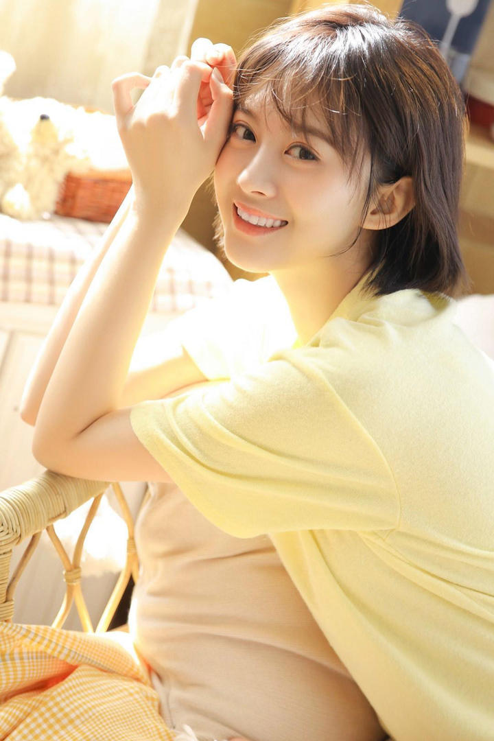 清纯可爱短发美女学生图片