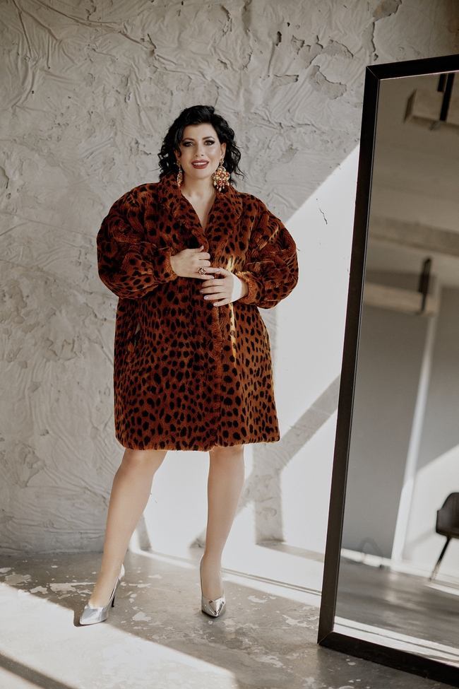 欧美时尚豹纹大衣美女人体艺术图片