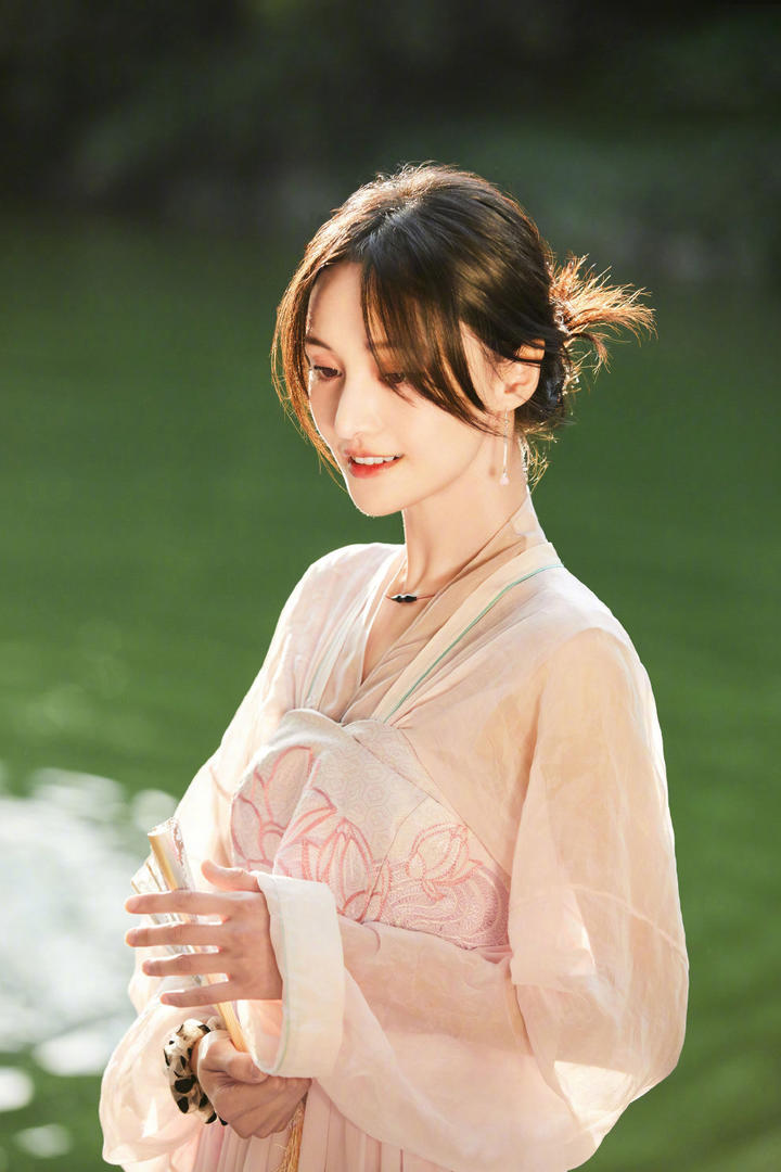 郑爽粉色汉服唯美甜美写真图片