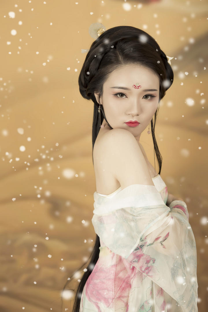 香肩半露唯美清纯古装美女人像艺术写真图片