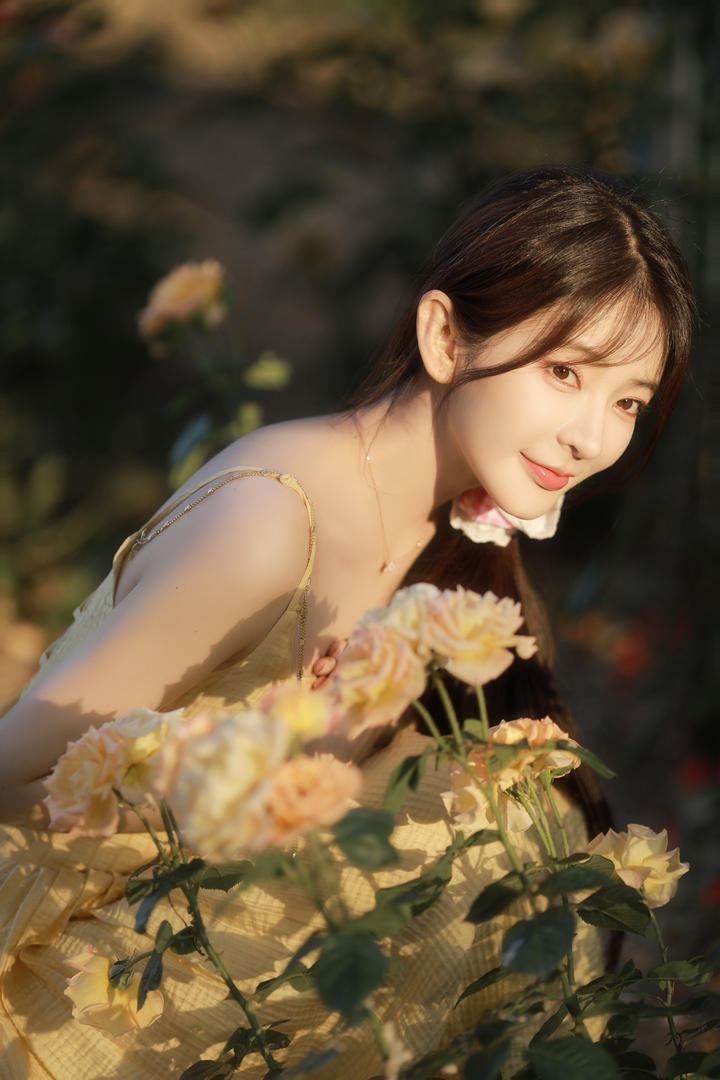 极品清纯美女白嫩香肩吊带裙户外人像摄影图片