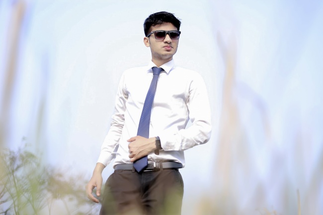 白色商务衬衫帅哥写真图片