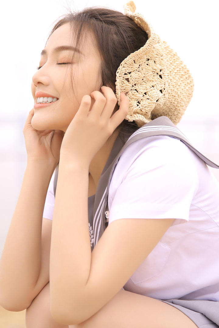 蹲在地上的清纯美女写真