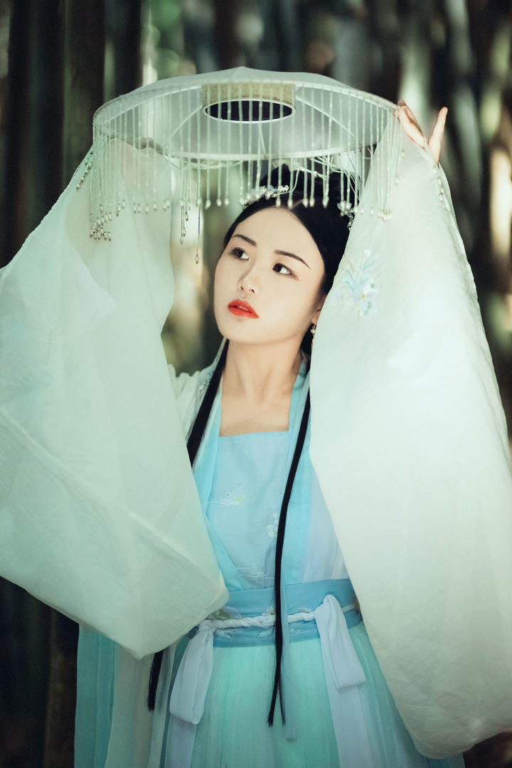 青色汉服古装美女唯美写真图片