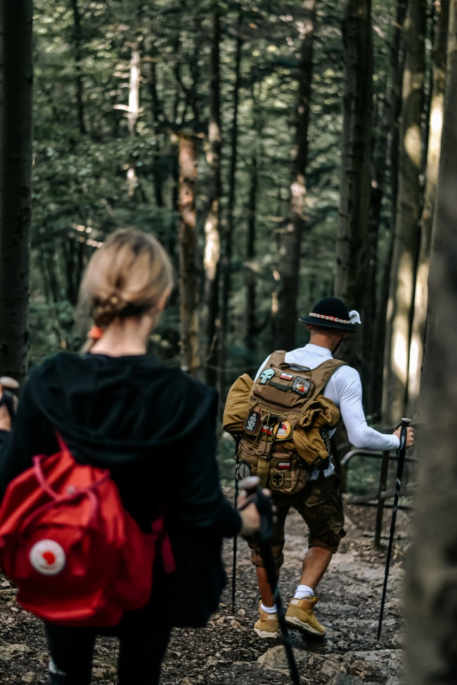 攀登者徒步背影图片