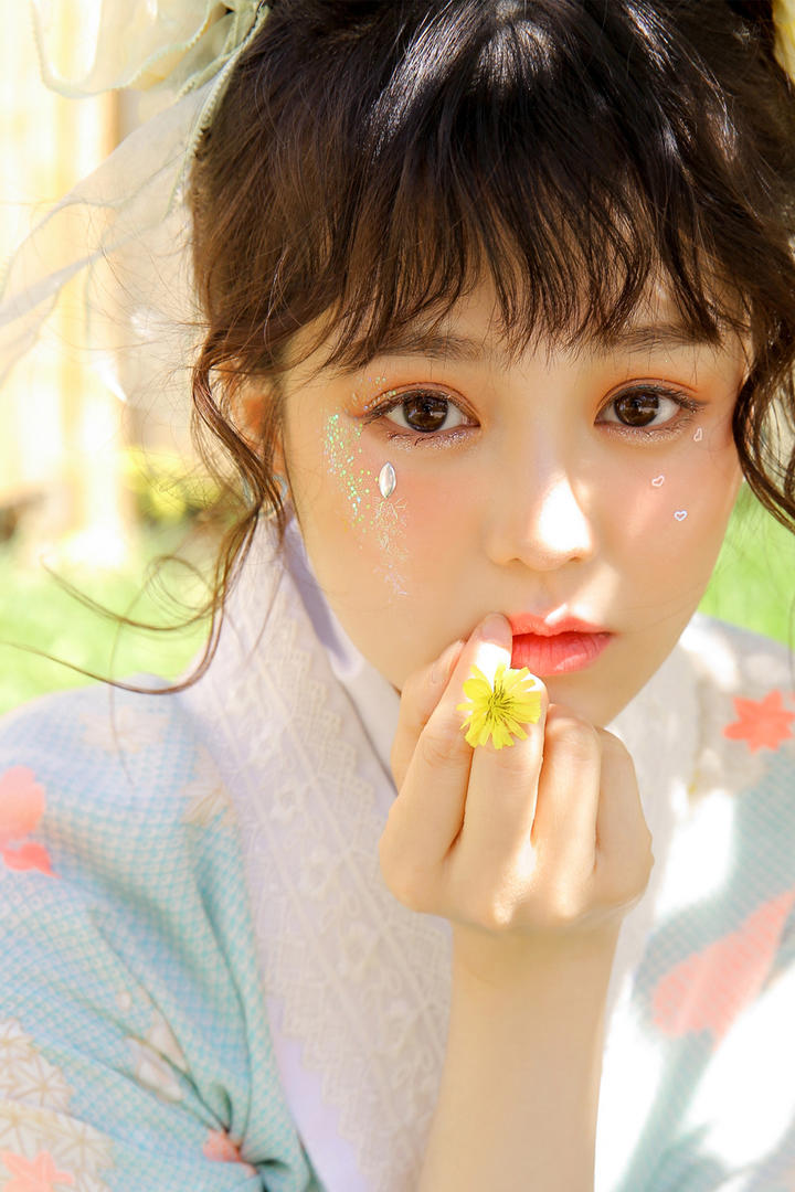 拿着花朵的大眼睛古装美女特写