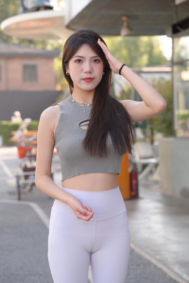 国产街拍瑜伽鲍沟大户型美女模特性感图片