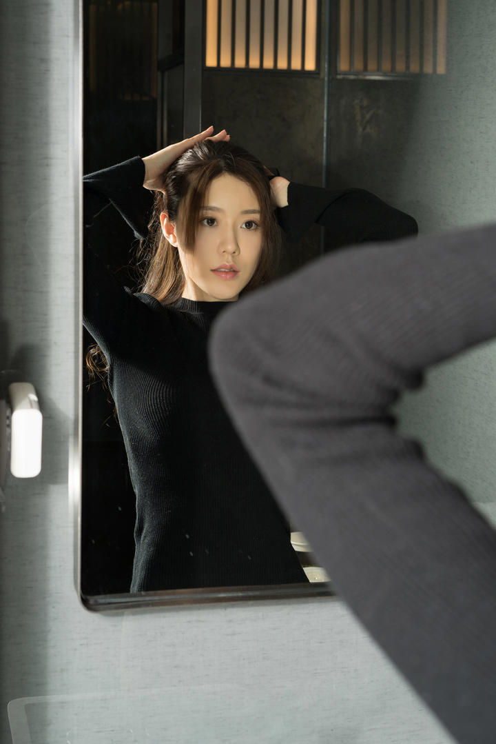 照镜子的性感美女131江琴成熟御姐图片