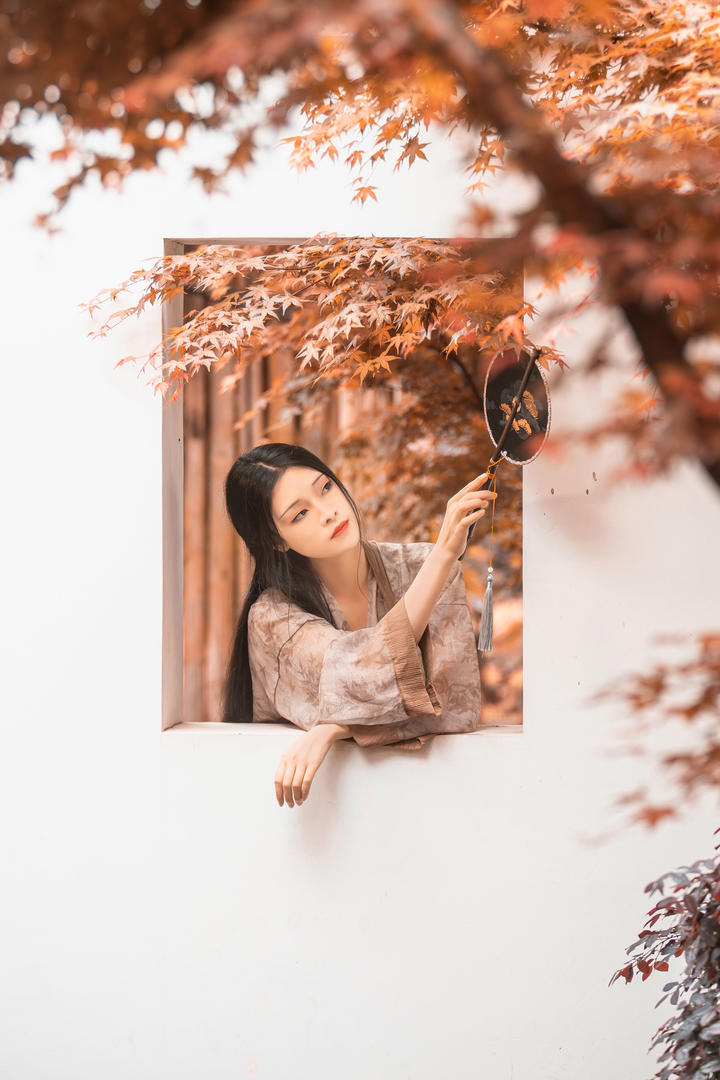 趴在窗户上的古装长发美女模特图片