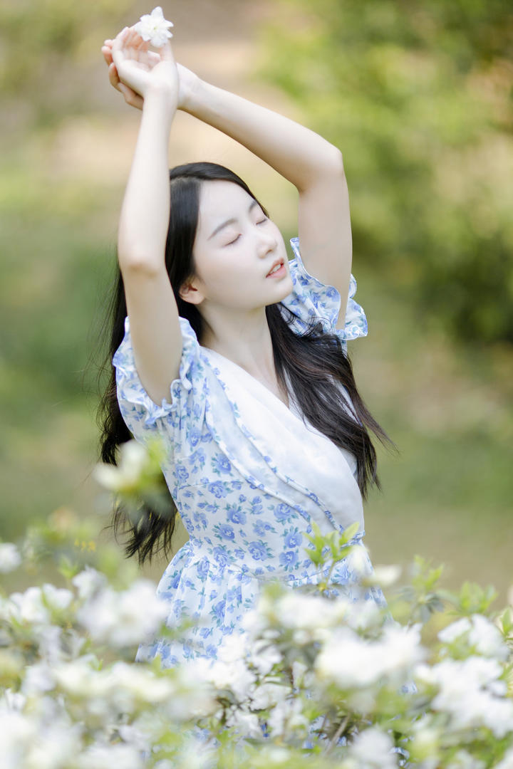举起双手的可爱甜美女孩户外唯美写真图片