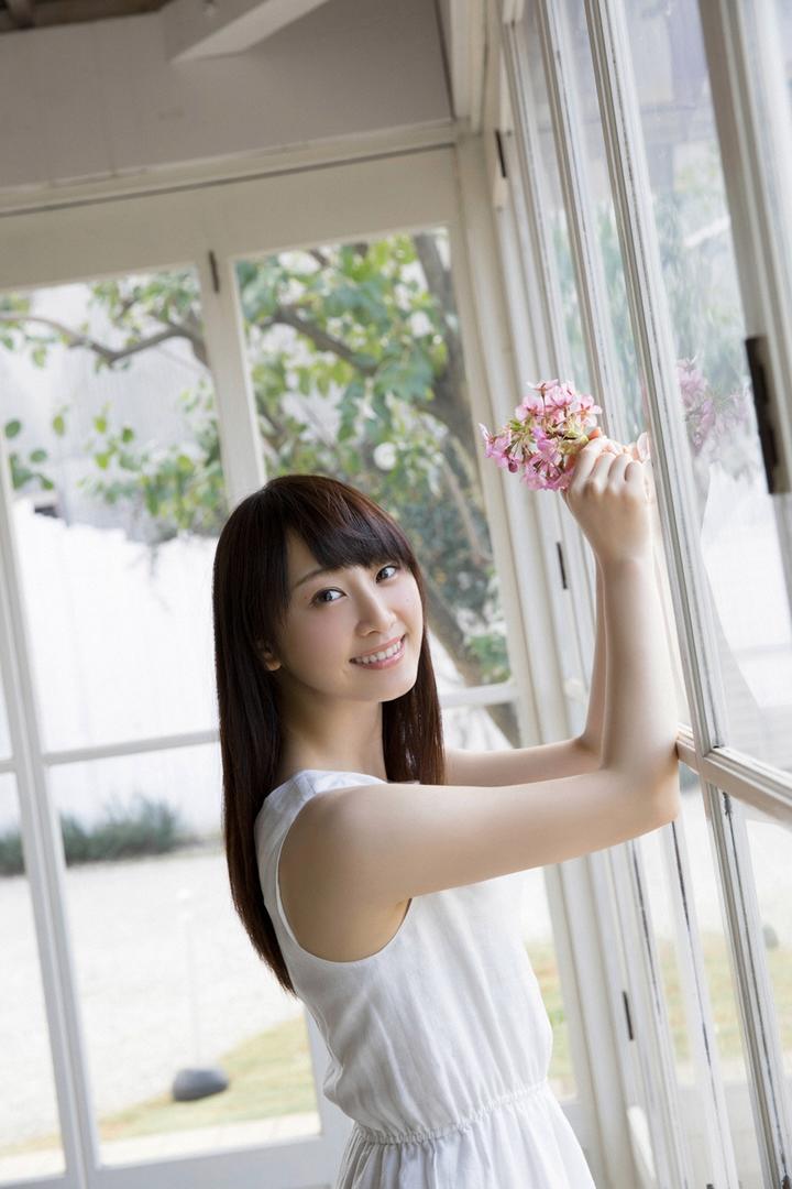 温柔恬静的日本漂亮女孩高清写真图片
