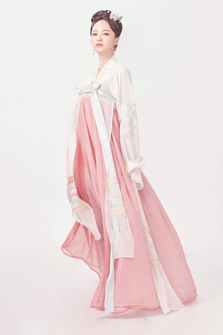 粉色古装古典美女摄影图片