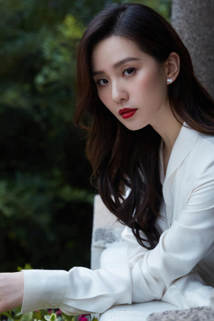 高清美女明星刘诗诗一身干练职业装女强人写真图片