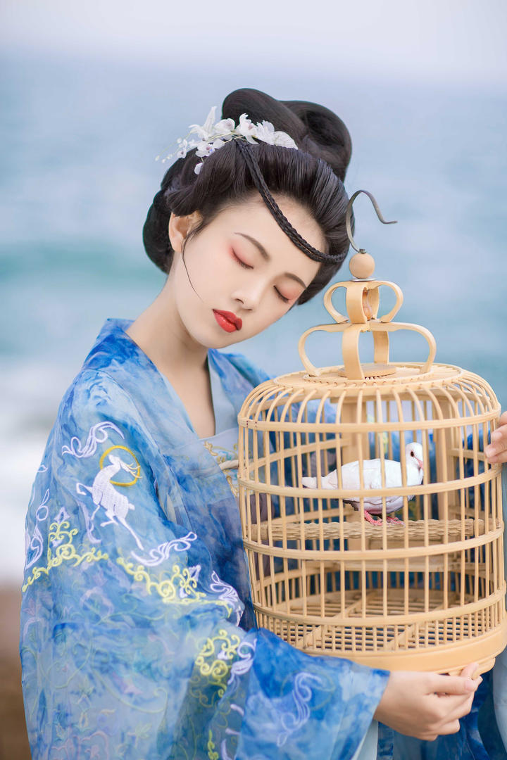 抱着鸟笼的清纯古装汉服美女艺术摄影图片