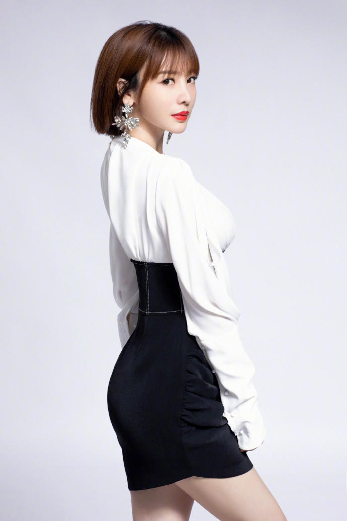 高清短发美女明星柳岩写真套图