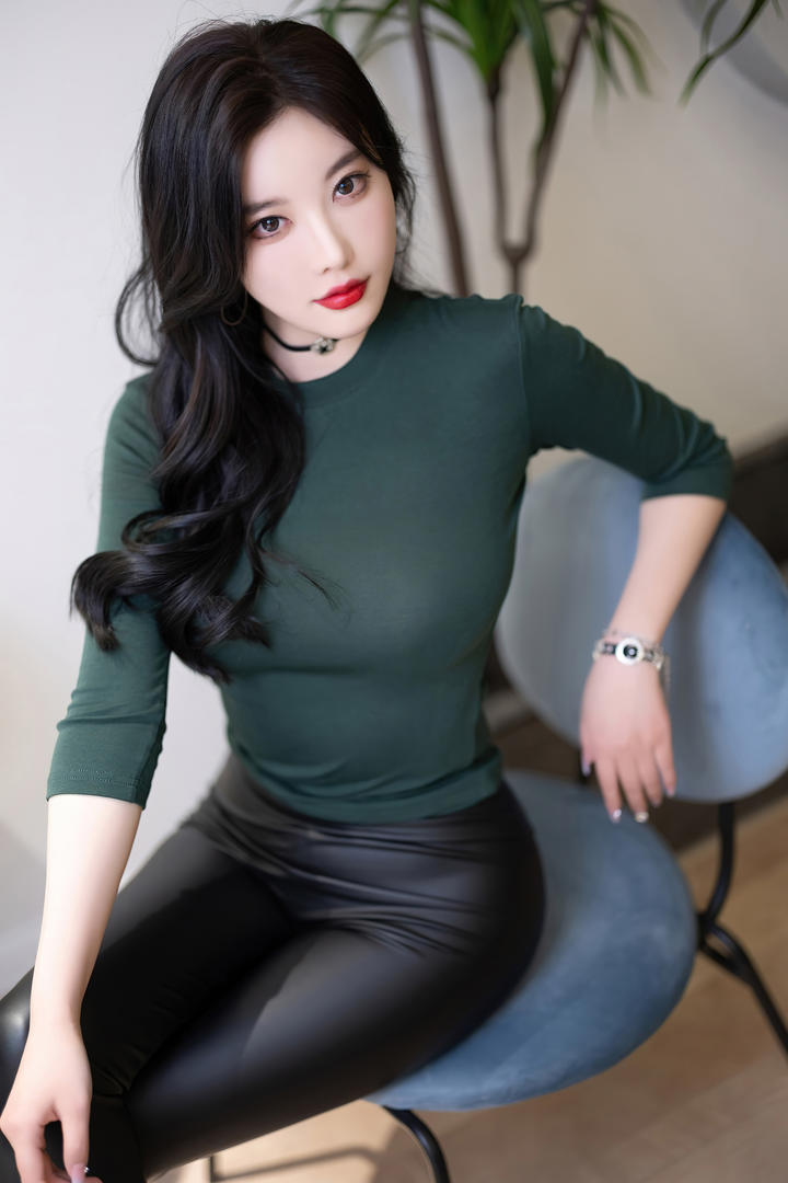 性感红唇美女嫩模杨晨晨久久国产精品图片