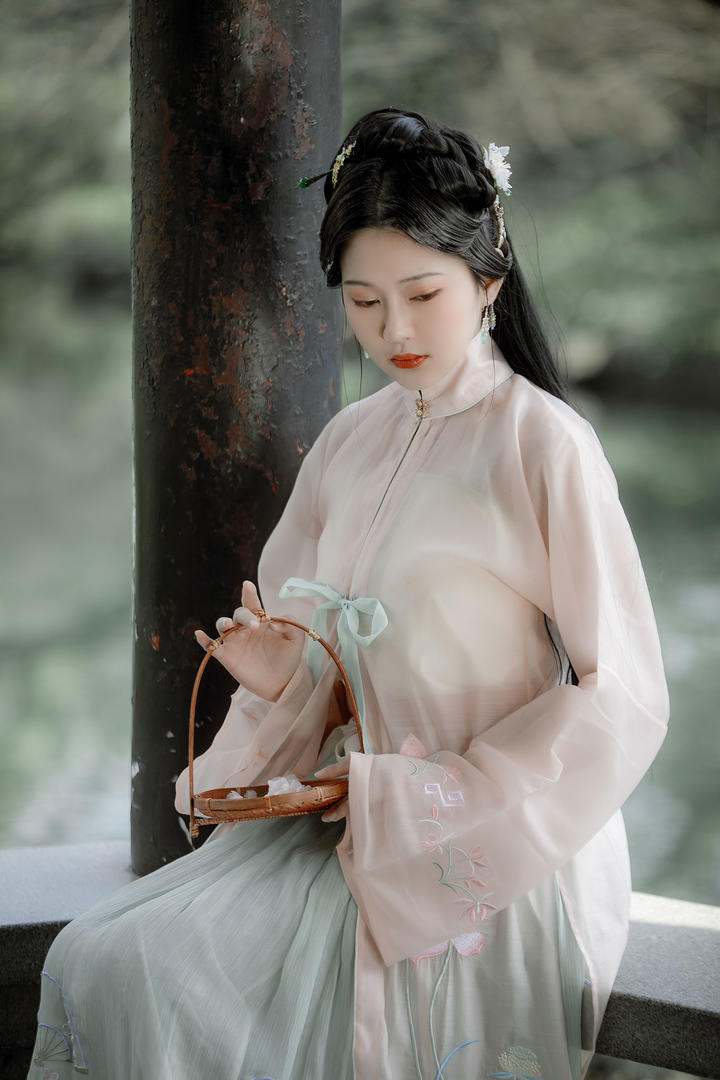 提着篮子的唯美清纯古风古装美女艺术照
