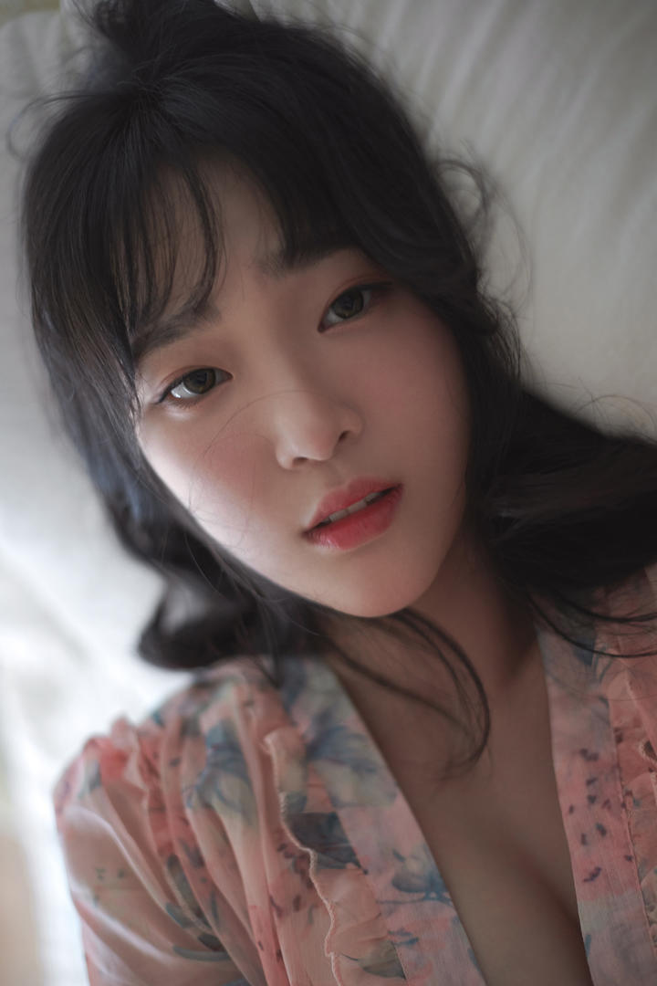 面色红润的韩国美女高清性感床照近距离观察图片