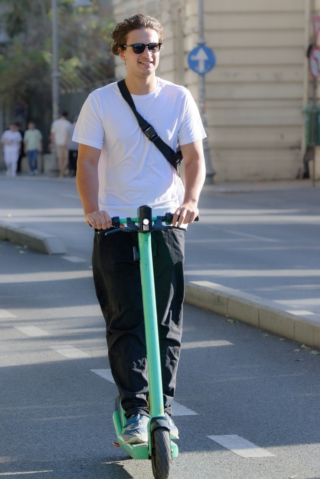 欧美街拍滑电动滑板车的帅哥图片