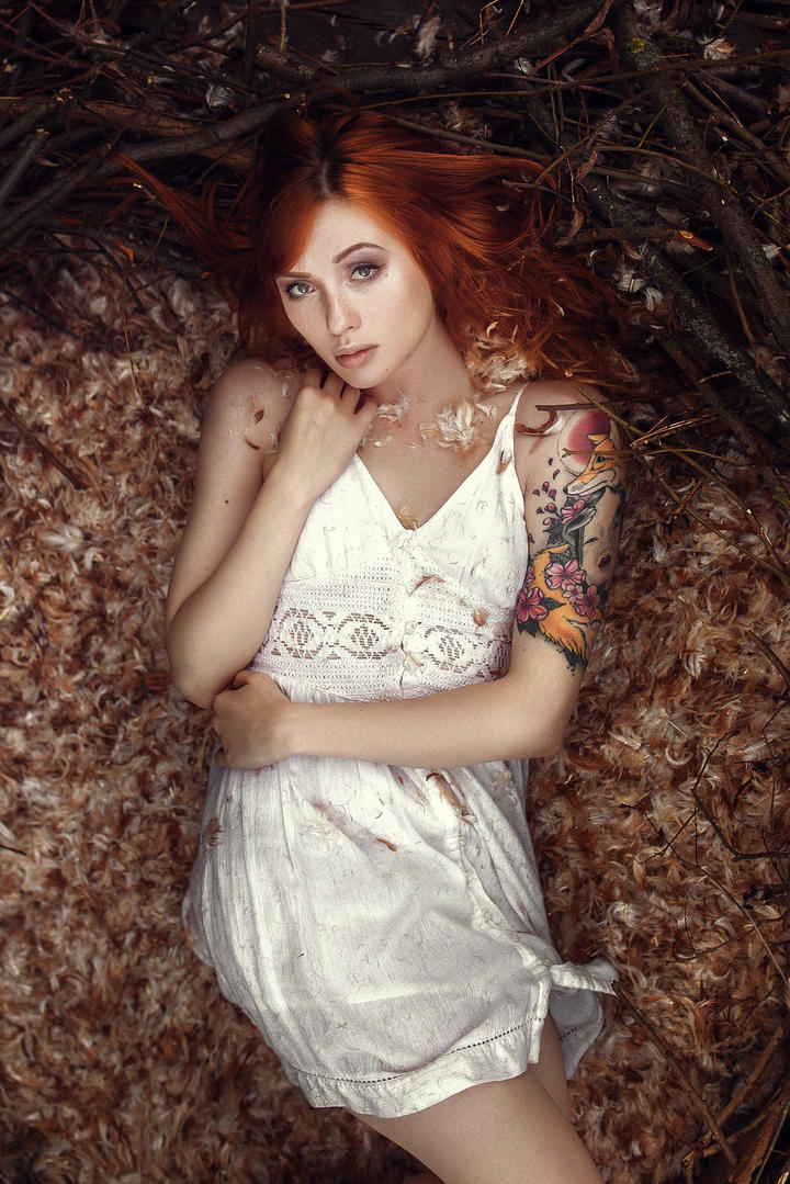 躺在羽毛中的国外艺术人像摄影图片