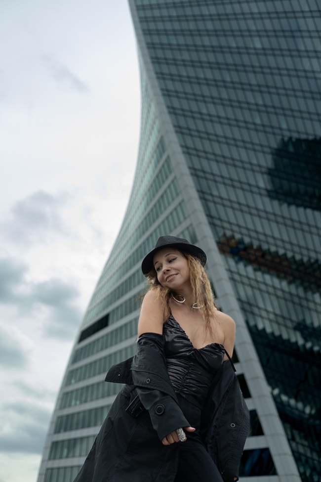 性感美女户外建筑人体写真摄影图片