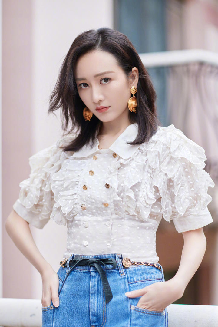 手插在牛仔裤里的中国美女明星王鸥气质美照