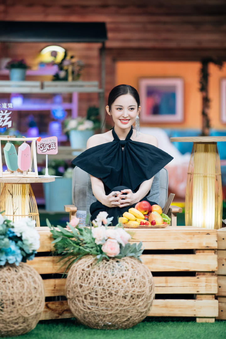 新疆美女明星古力娜扎上节目剧照图片