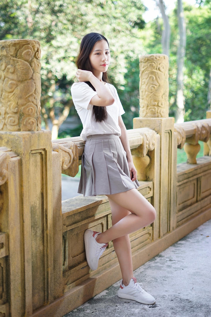 靠在栏杆上的超短裙美女卡柔图片