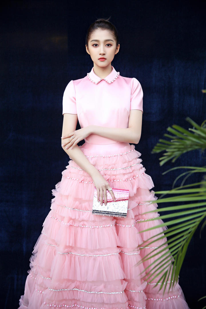 一身粉色公主裙的漂亮美女明星关晓彤图片