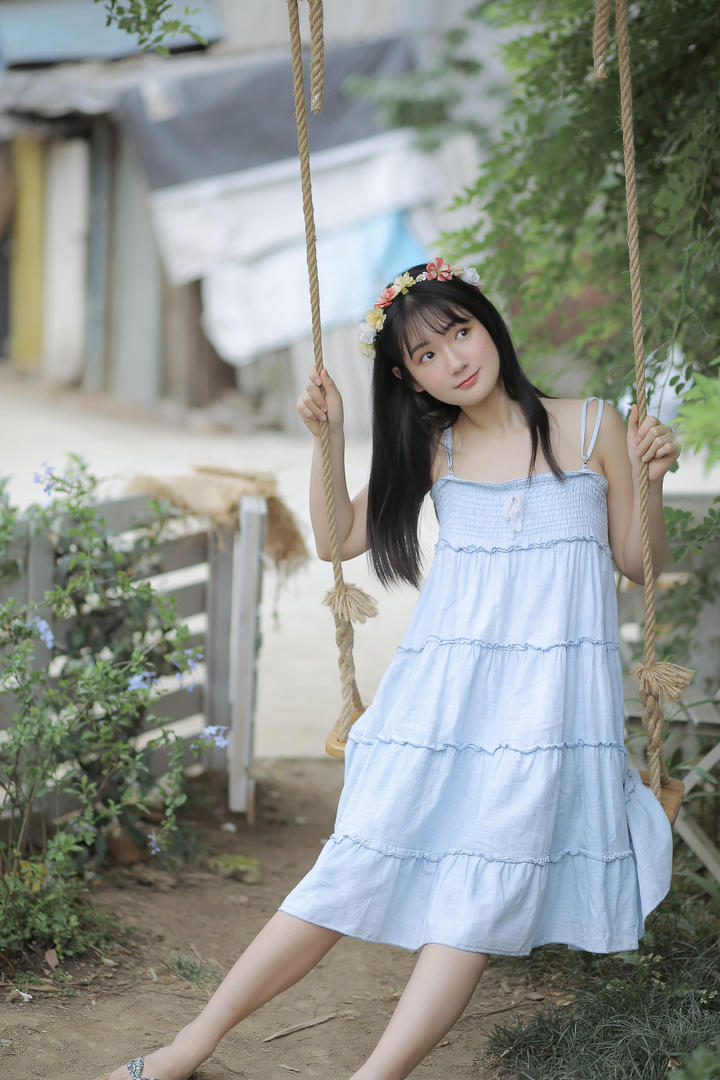 荡秋千的可爱女生清纯美女写真图片