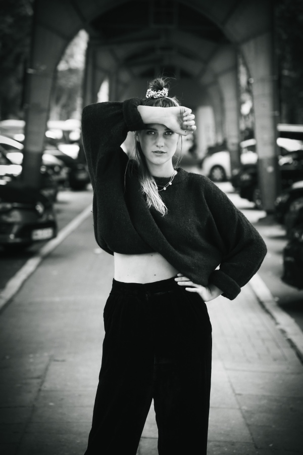 黑白影像风街拍美女图片