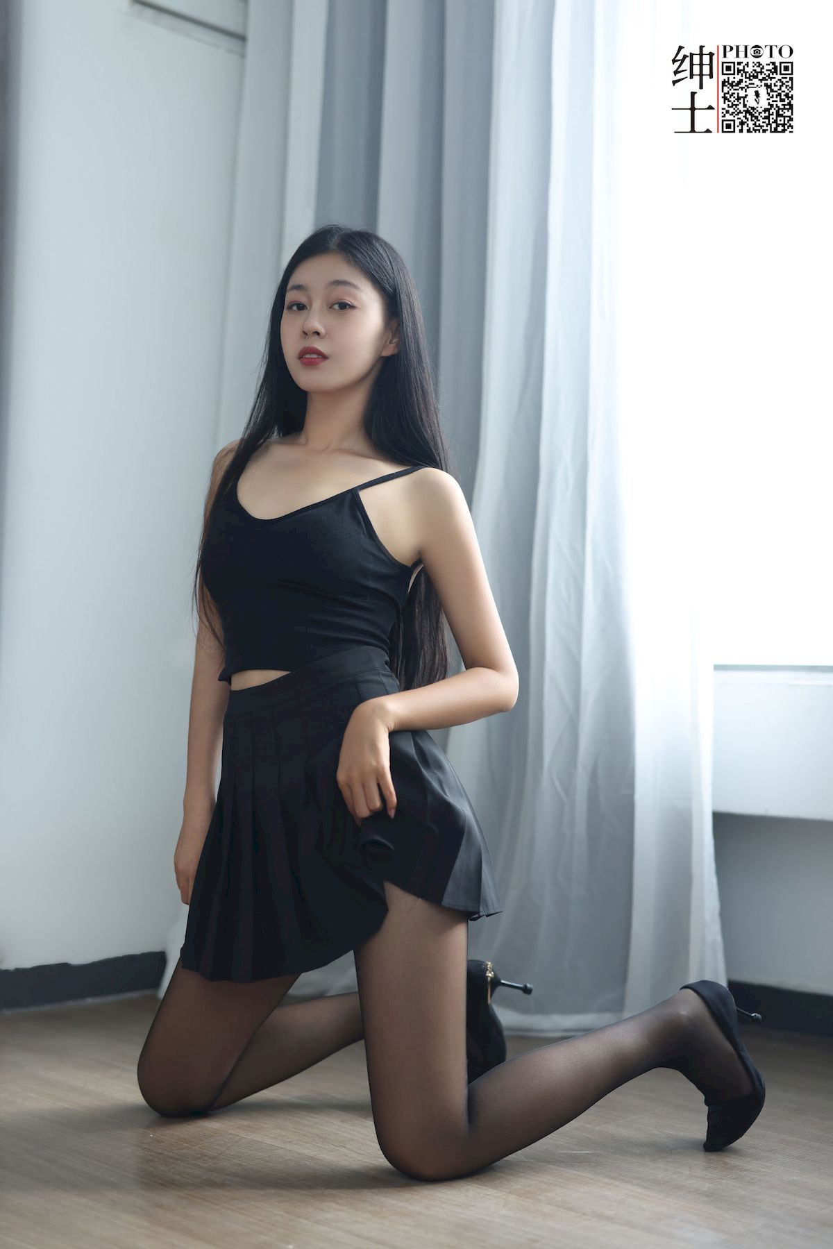 绅士约拍腿模亚楠黑色服饰搭配黑丝丝足性感美图