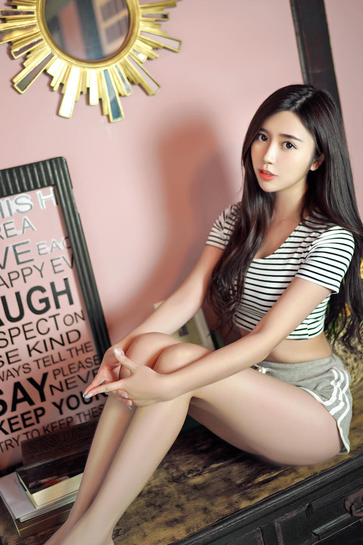 坐在桌子上的极品美腿美女图片