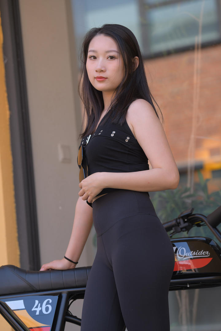 黑色瑜伽裤美女模特国产街拍美女大全