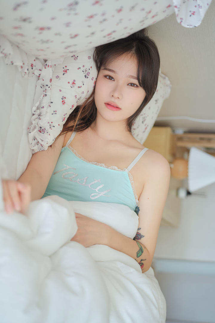 韩国校花级氧气少女私房特辑｜白月光脸蛋×蜜桃身材｜禁欲系床榻光影构图