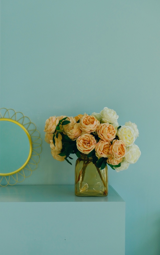 蓝色桌台静物插花图片