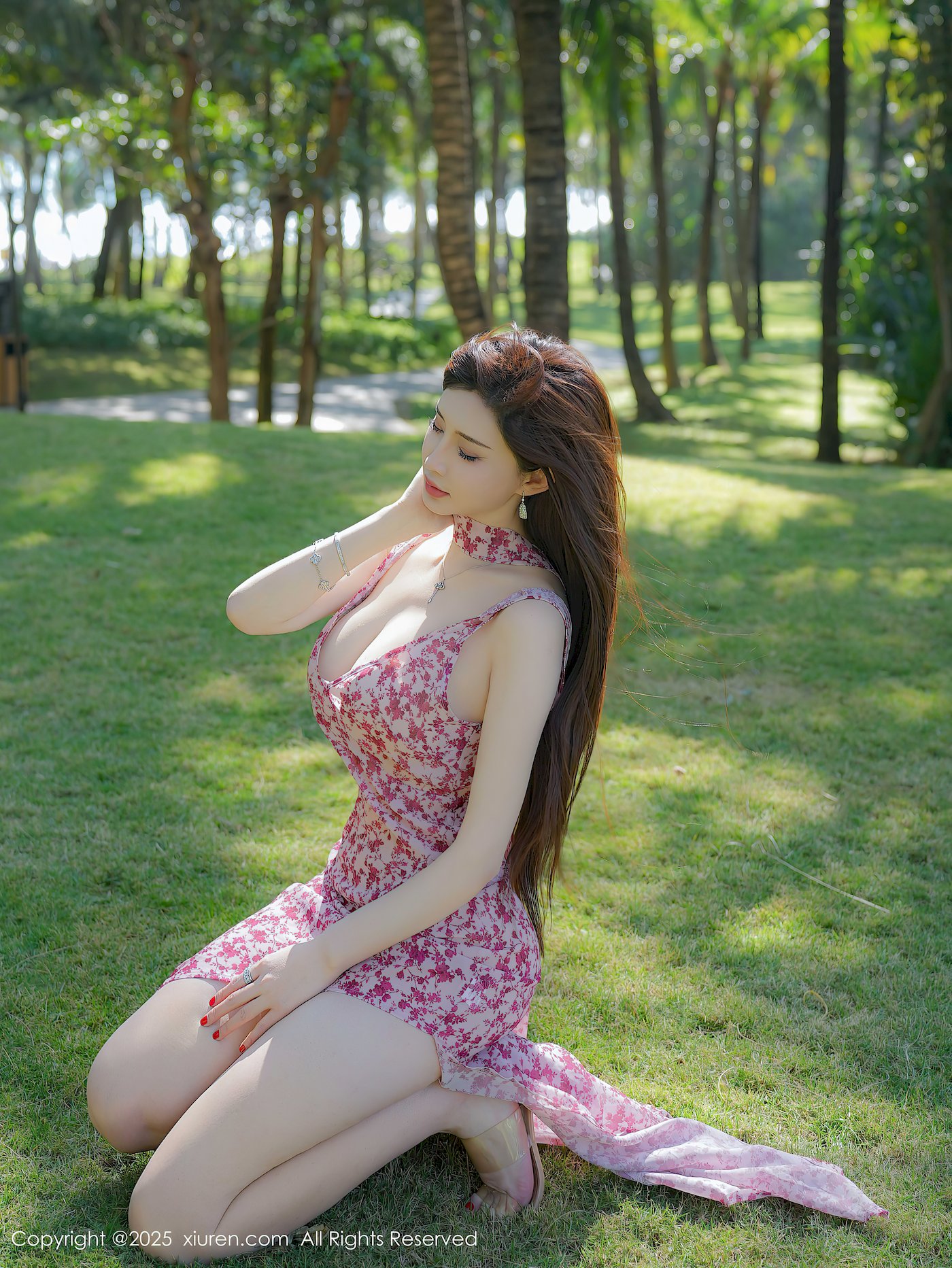 秀人网女神Carol周妍希X碎花长裙肉色丝袜泰国旅拍