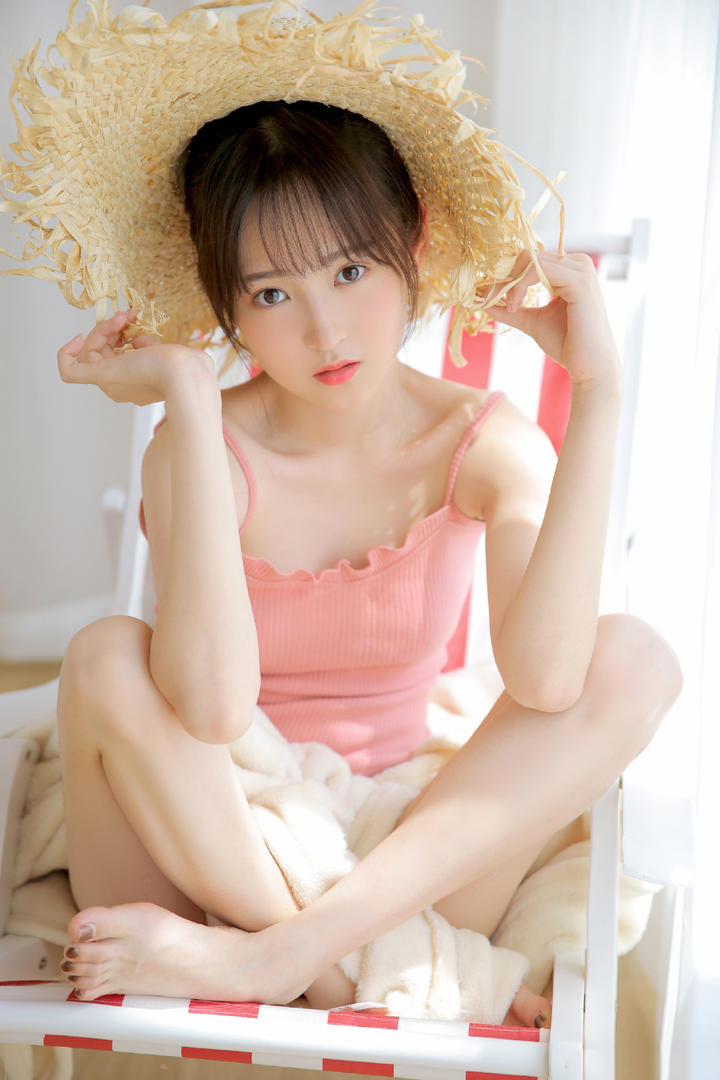 戴草帽的漂亮学生妹图片