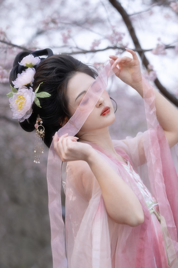 粉色汉服美女主播写真图片