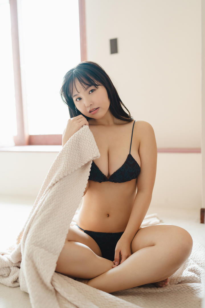 神秘感十足的黑色情趣内衣美女日本无码写真图片