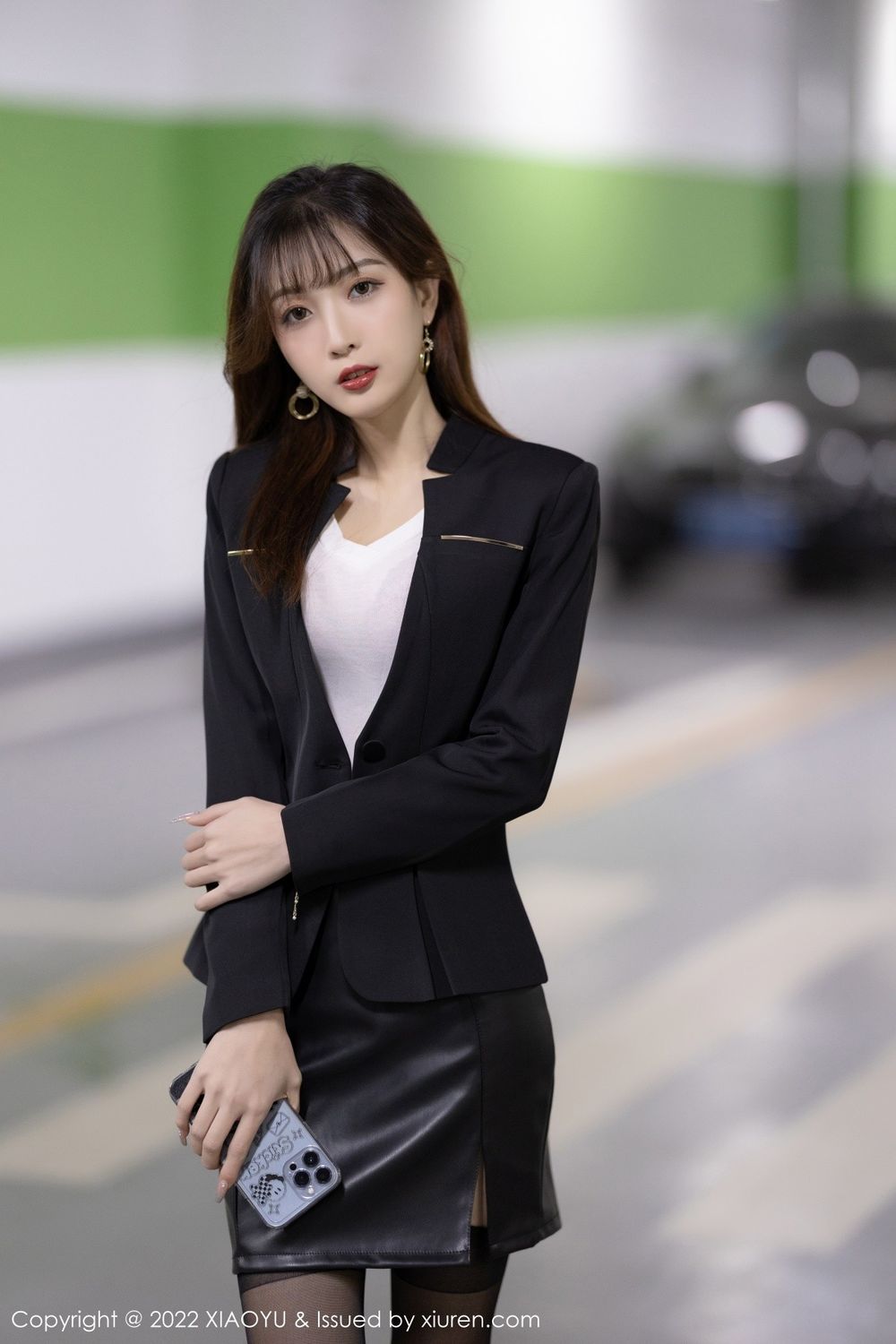 语画界美女模特林星阑白色收身上衣黑丝美腿系列性感写真