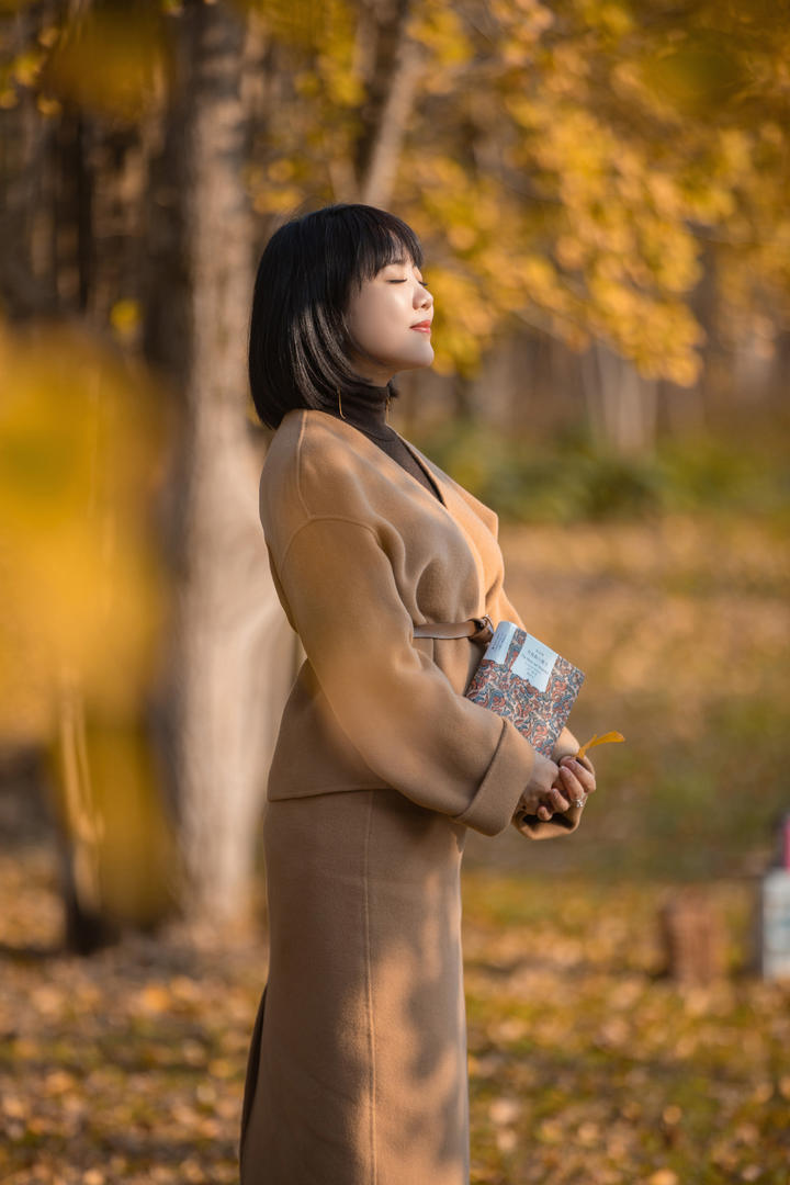 秋日树林中的清纯美女车模艺术照大全