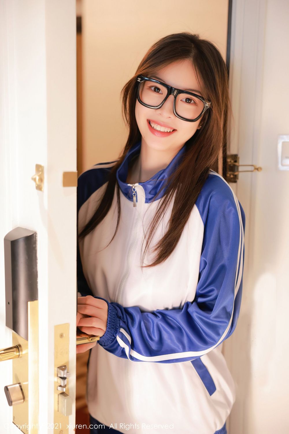 秀人网美女模特明日花桃桃蓝色校服下的青春活力澳门旅拍