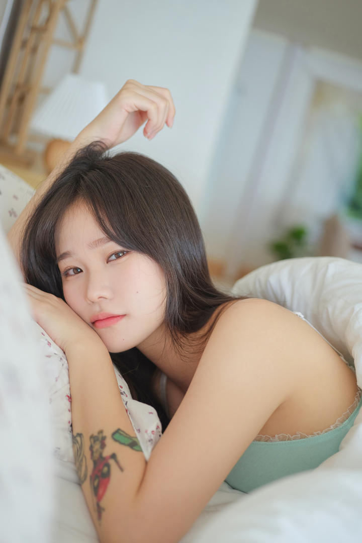 韩国整形模板少女私藏写真｜纯白吊带×湿发诱惑｜顶级打光下的神颜暴击