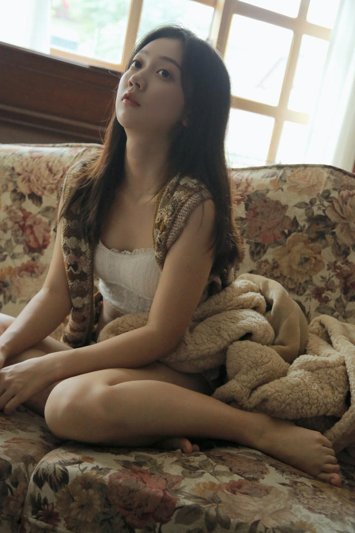 兼职女大学生私拍个人艺术照写真图片