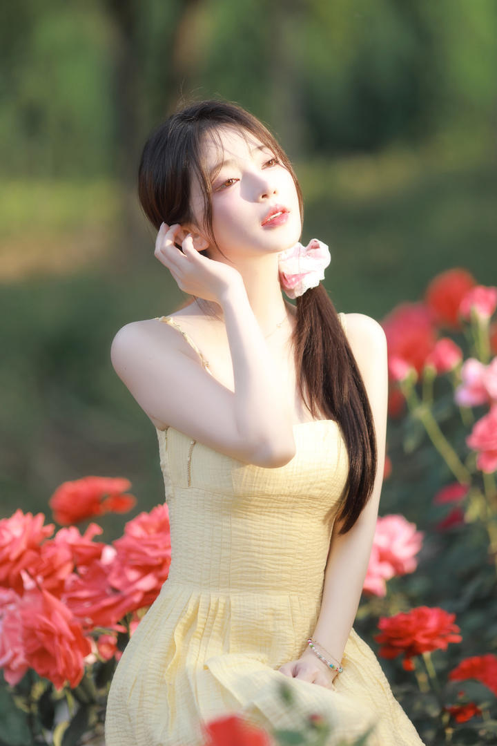 中国甜美气质女孩户外人像艺术照图片