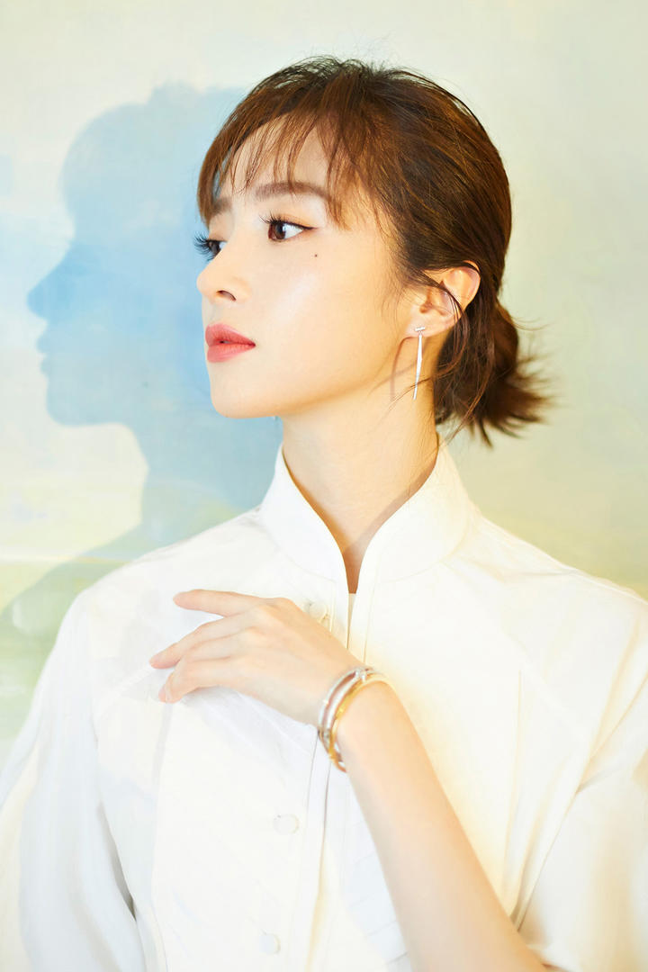 美女明星胡冰卿侧脸写真