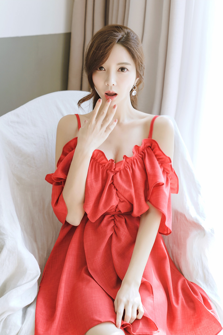 穿着红色裙子的高清韩国美女朴秀妍图片