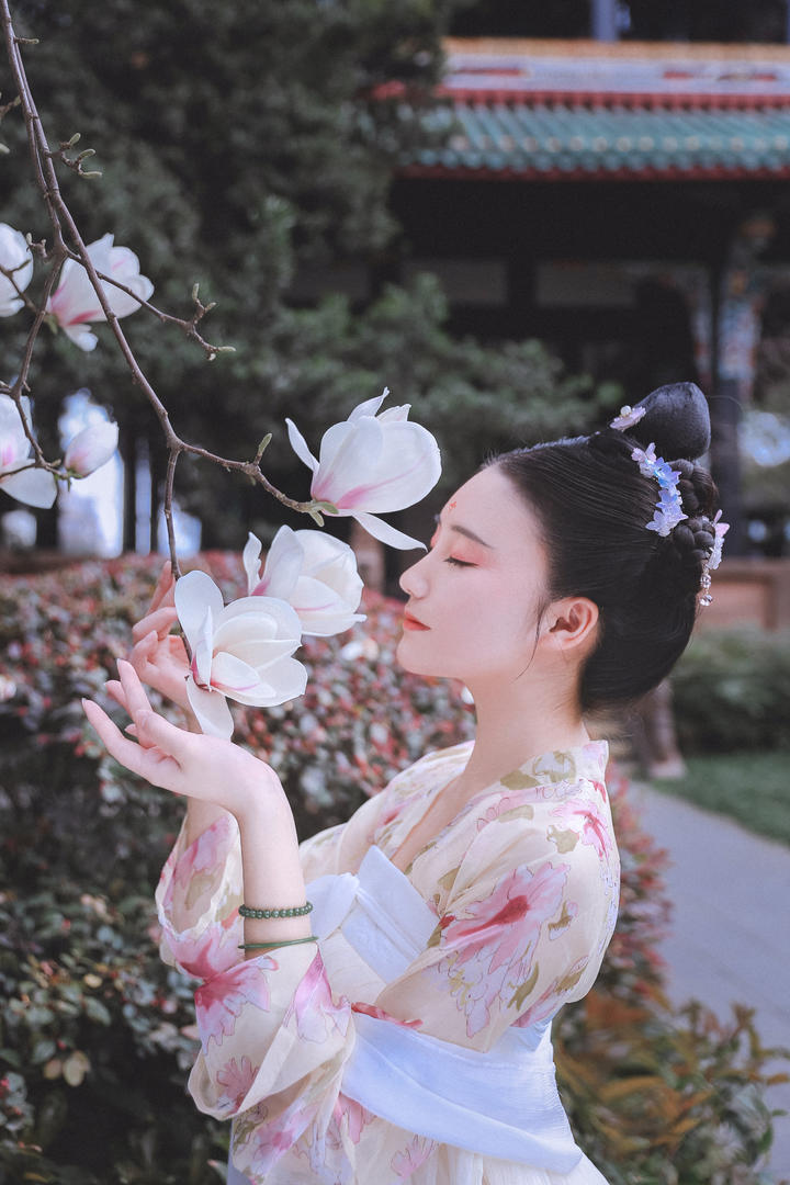 闻花香的中国古装古典美女摄影图片